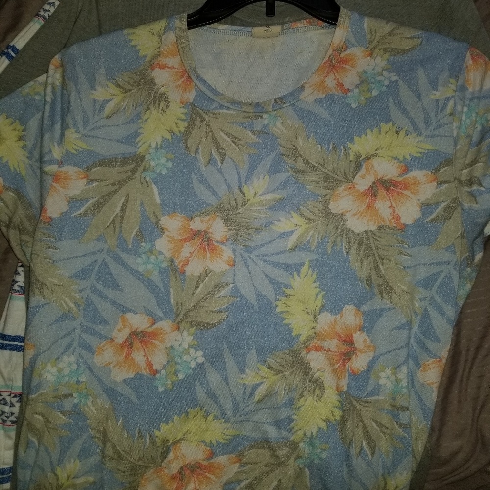 4 Hollister Shirts🔥